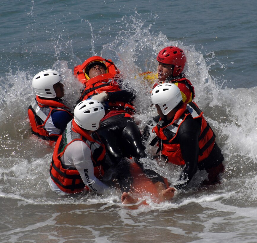 First responders from the Mexican states of Jalisco and Michoacán practice bringing a drowning victim to shore using a rescue sled donated by U.S. Northern Command in Puerto Vallarta, Mexico, March 22, 2017. As part of Northern Command’s humanitarian assistance mission, members of the U.S. Public Health Service provided water search and rescue training to Mexican first responders. Air Force photo by 1st Lt. Lauren Hill