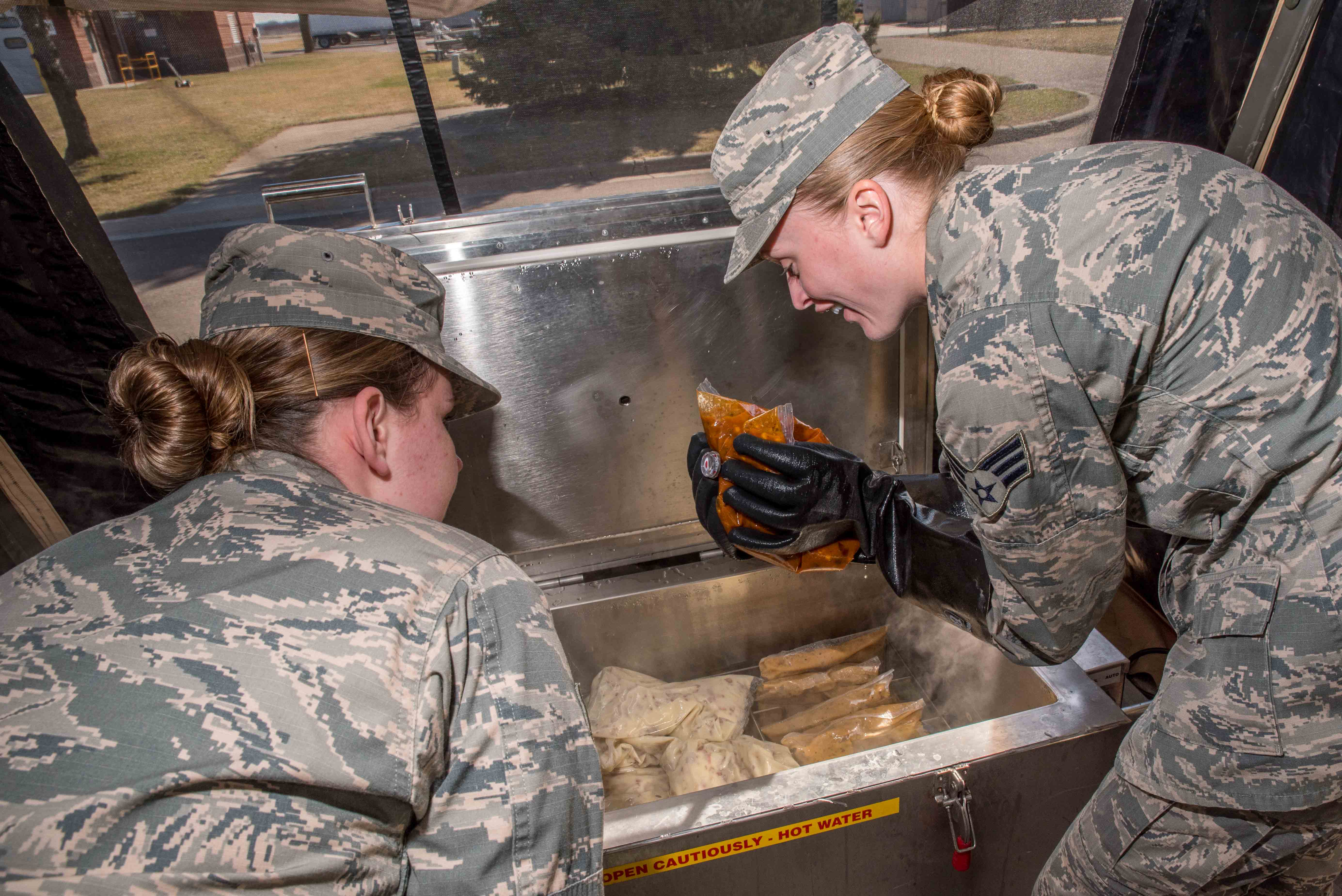 Reservists experience field feeding at April UTA > MinneapolisSt Paul