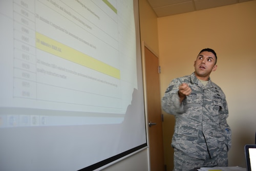 El Sargento Técnico de la Fuerza Aérea de los EE.UU. Amed Poveda, Suboficial a cargo de la Oficina Legal de la Fuerza de Tarea Conjunta-Bravo, explica el Programa de Instrucción a los Lideres Enlistados de Honduras en la Base Aérea Soto Cano, el 24 de marzo del 2017. El Curso para Instructores del Ejército de los EE.UU. fue utilizado como modelo para este programa específico, adaptándose a las necesidades de Honduras. 