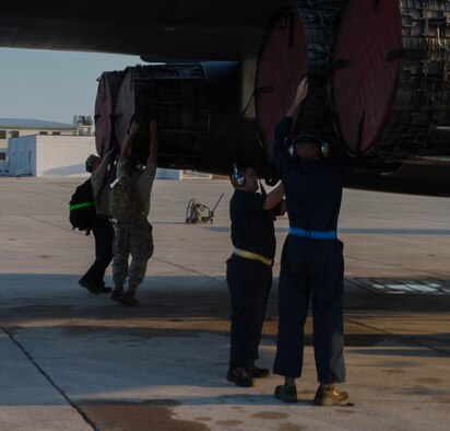 Ground crews remove the engine covers from a B-1 Lancer prior to startup at Boca Chica Naval Air Station, Key West Fla., March 23, 2017. These covers protect aircraft from Foreign Object Damage and severe weathering. The long range, multi-role bomber uses four General Electric F101-GE-102 turbofan engine with afterburner that produce more than 30,000 pounds of thrust, per engine allowing the bomber to reach speeds of Mach 1.25. (U.S. Air Force photo by Staff Sgt. Jason McCasland/released)