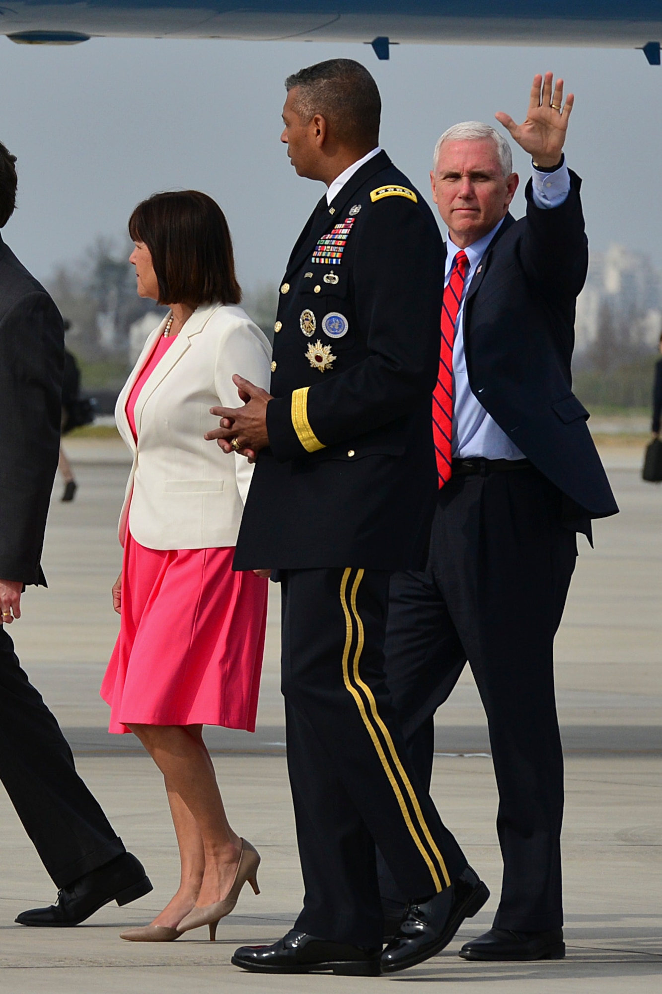 Vice President of the United States Mike R. Pence walks with U.S. Army Gen. Vincent K. Brooks, United States Forces Korea commander, after landing at Osan Air Base, Republic of Korea, April 16, 2017. Pence’s visit to Korea highlighted the importance of U.S. – ROK alliance, and how teamwork will be vital to deterring regional threats and maintaining stability on the Korean peninsula. (U.S. Air Force photo by Gwendalyn Smith)