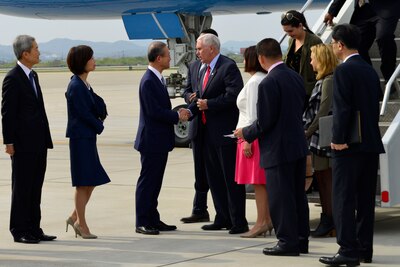 O vice-presidente Mike Pence e sua esposa, Karen Pence, trocam saudações com o vice-ministro sul-coreano Lim Sung-nam depois de chegar à Base Aérea de Osan, Coréia do Sul, 16 de abril de 2017. Foto da Força Aérea por Alex Fox Echols III