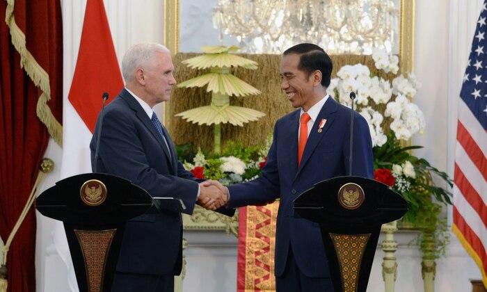 Vice President Mike Pence meets Indonesian President Widodo during Asia tour, April 20, 2017. 