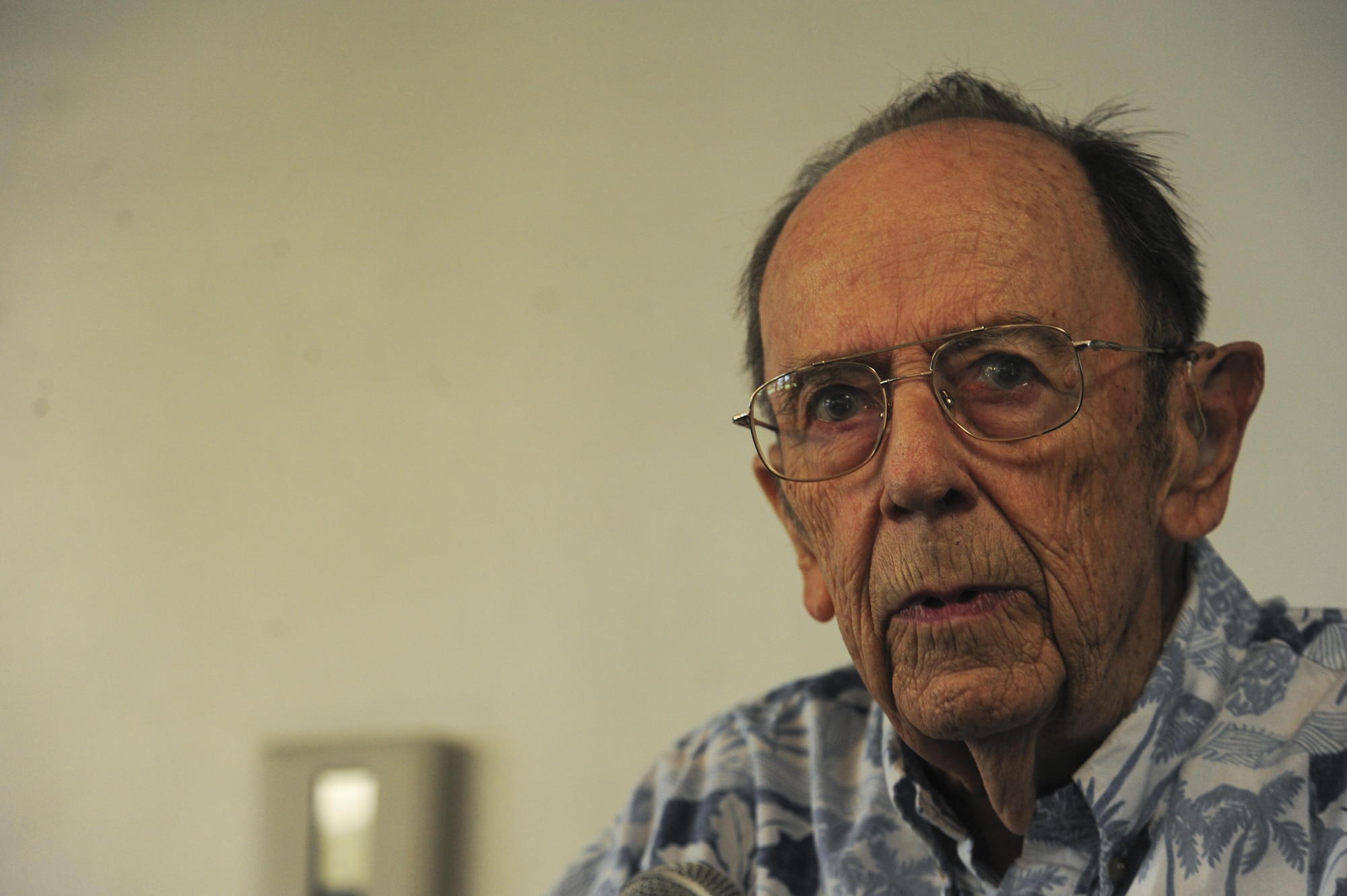 Retired U.S. Navy Capt. John Woolston, survivor of the USS Indianapolis, shares his story with members from the Defense Information Systems Agency Pacific (DISA PAC) at the Wright Brother’s Café on Hickam, April 21, 2017.  The service members held the breakfast to learn about leadership lessons from Woolston’s experiences.   (U.S. Air Force photo by Tech. Sgt. Heather Redman) 