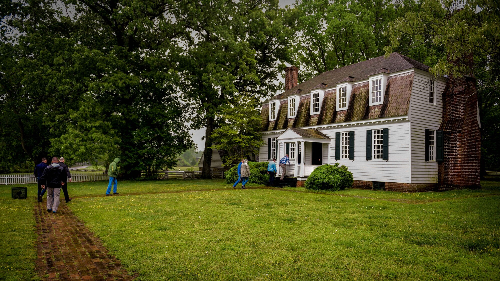 Members of the U.S. Air Force and both the French and Royal air force visit the Moore House at Yorktown Battlefield, Va., April 22, 2017. A few service members from the three nations took a trip to Yorktown Battlefield to learn about the Siege of Yorktown, a historical event in the trio of nations’ past. (U.S. Air Force photo/Staff Sgt. Areca T. Bell)