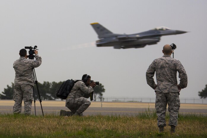 U.S. Airmen watch an F-16 Fighting Falcon takeoff during Exercise MAX THUNDER 17’s media day at Kunsan Air Base, Republic of Korea, April 20, 2017. Max Thunder serves as an opportunity for U.S. and ROK forces to train together and sharpen tactical skills for the defense of the Asia-Pacific region. It is an annual military-flying exercise built to promote interoperability between U.S. and ROK forces. (U.S. Marine Corps photo by Lance Cpl. Carlos Jimenez)