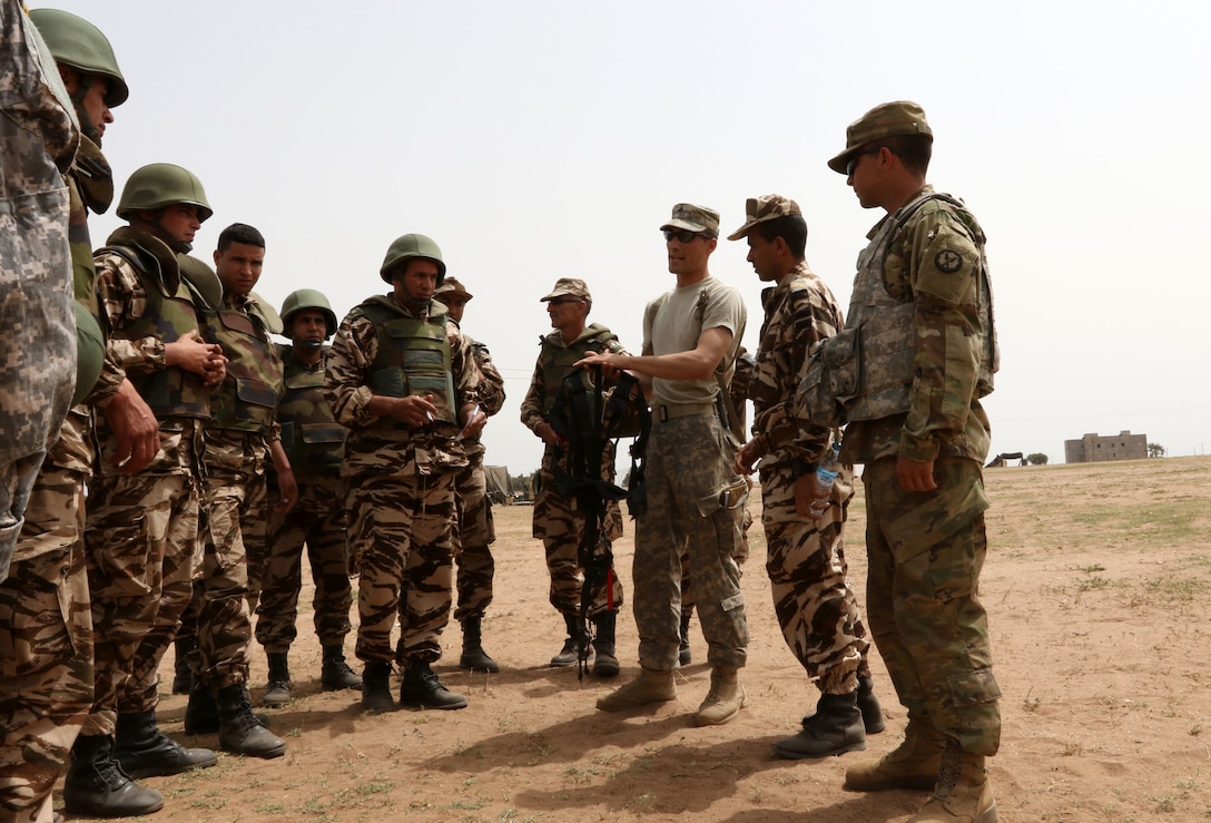 Army Sgt. Vincent Nutter, a military policeman with the 805th Military Police Company in Cary, North Carolina, explains the importance of a gunner’s harness to Royal Moroccan Armed Forces at Tifnit, Morocco, on April 22, 2017, during Exercise African Lion. Exercise African Lion is an annually scheduled, combined multilateral exercise designed to improve interoperability and mutual understanding of each nation’s tactics, techniques and procedures.