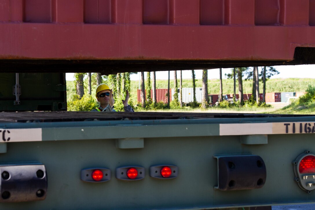 Army Reserve Soldiers Unload Valuable Experience at Trans Mariner 17