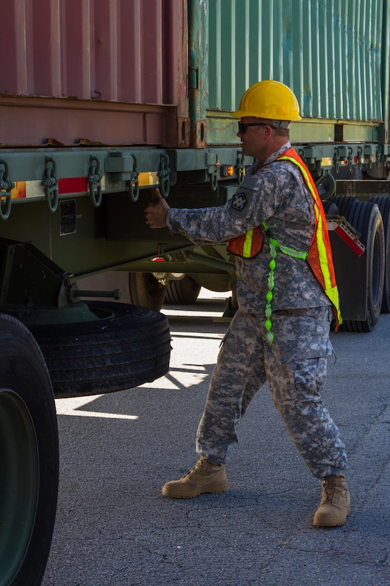 Army Reserve Soldiers Unload Valuable Experience at Trans Mariner 17