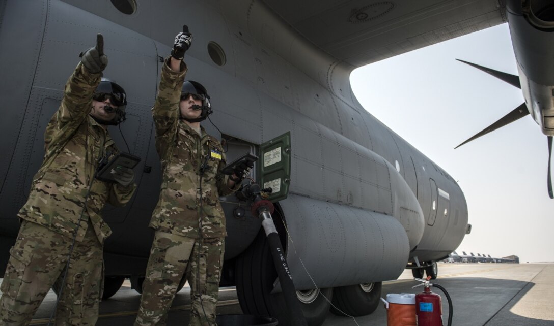 U.S. Air Force Airman 1st Class Tyler Holt, right, and Staff Sgt. George Childres, both 41st Airlift Squadron, loadmasters, walk through the process of hot defueling the C-130J Super Hercules during Exercise Mobility Guardian at Fairchild Air Force Base, Wash., Aug. 3, 2017. Hot defueling refers to off loading fuel while the engines are running. More than 3,000 Airmen, Soldiers, Sailors, Marines and international partners converged on the state of Washington in support of Mobility Guardian. The exercise is intended to test the abilities of the Mobility Air Forces to execute rapid global mobility missions in dynamic, contested environments. Mobility Guardian is Air Mobility Command's premier exercise, providing an opportunity for the Mobility Air Forces to train with joint and international partners in airlift, air refueling, aeromedical evacuation and mobility support. The exercise is designed to sharpen Airmen’s skills in support of combatant commander requirements. (U.S. Air Force photo by Tech. Sgt. Nathan Lipscomb)