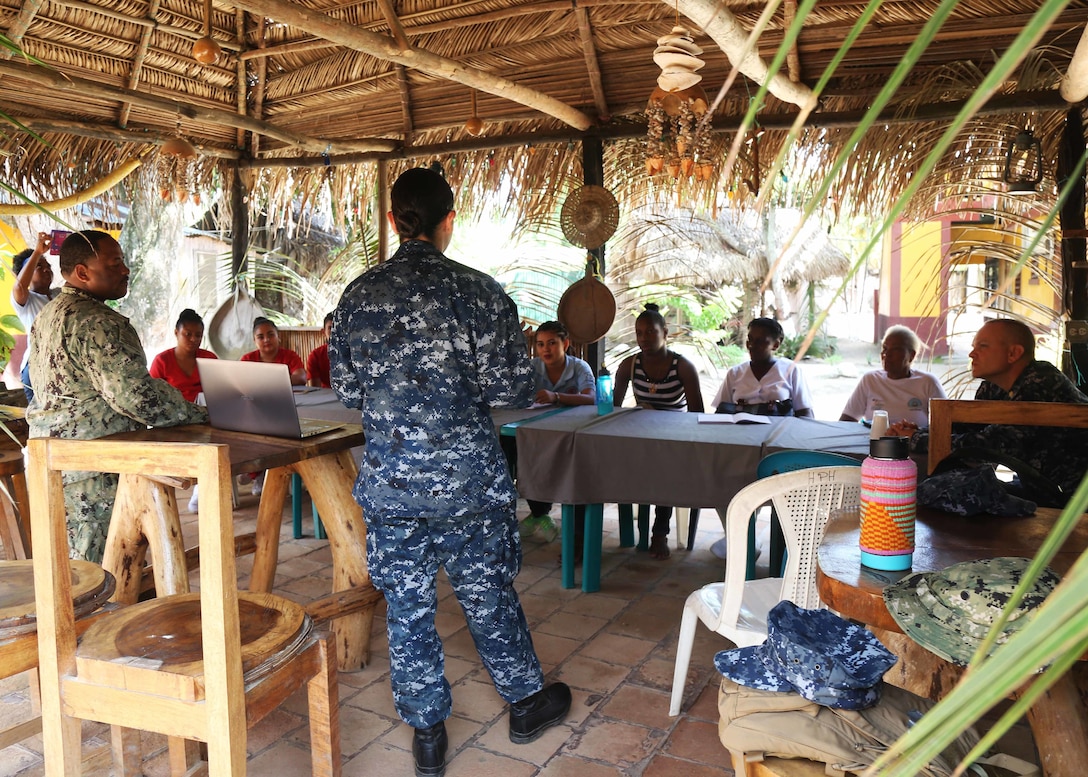 A US Navy nurse gives a preventative medicine presentation to Honduran nursing students