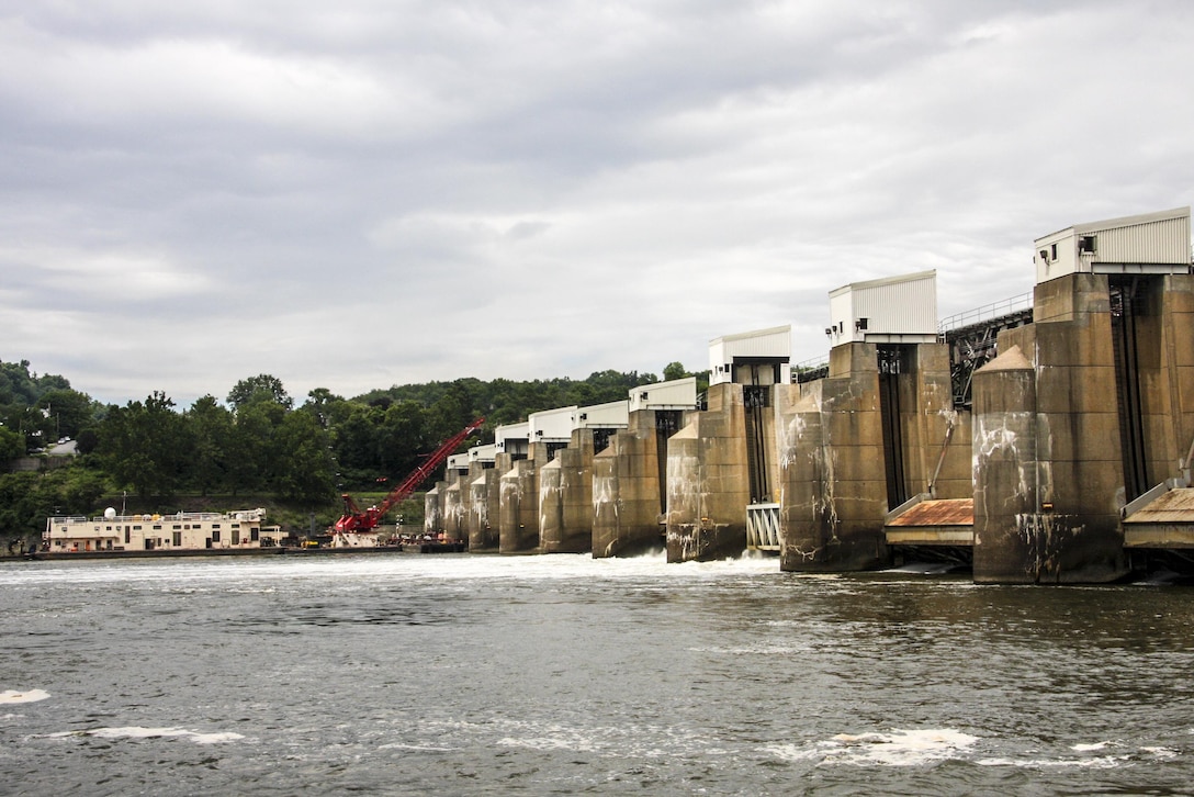 Corps awards $5.6 million gate installation contract to increase stability of Ohio River navigation dam