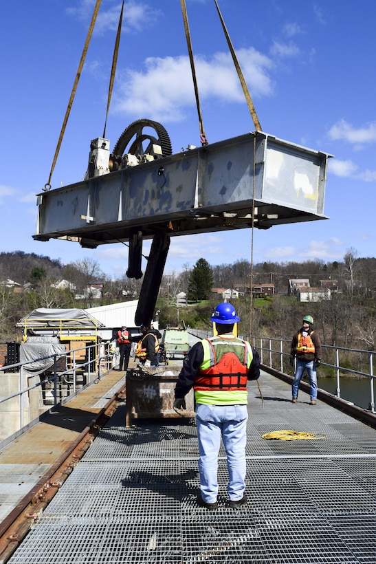 Corps awards $5.6 million gate installation contract to increase stability of Ohio River navigation dam