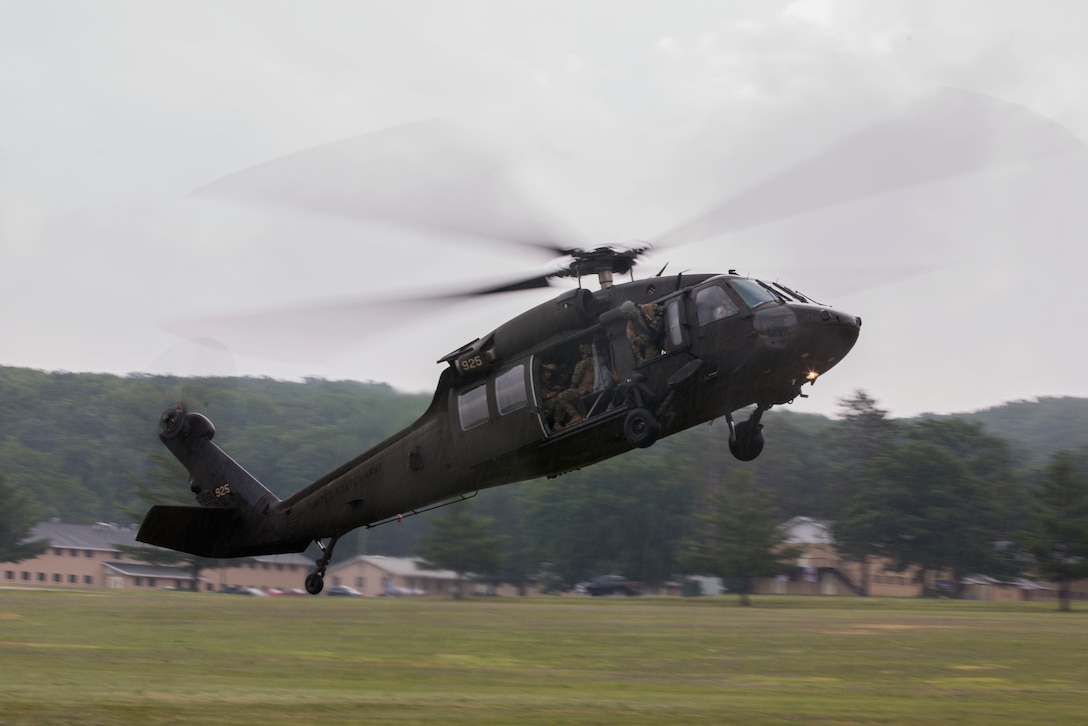 A Sikorsky UH-60 Black Hawk with Alpha Company, 1st Battalion, 168th Infantry Regiment, 34th Infantry Division transfers U.S. Marines with Bravo Company, 1st Battalion, 25th Marine Regiment, 4th Marine Division, Marine Forces Reserve