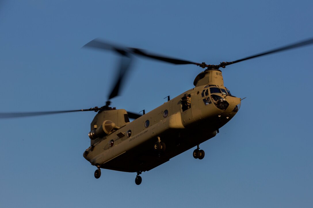 A Sikorsky UH-60 Black Hawk with Alpha Company, 1st Battalion, 168th Infantry Regiment, 34th Infantry Division transfers U.S. Marines with Bravo Company, 1st Battalion, 25th Marine Regiment, 4th Marine Division, Marine Forces Reserve