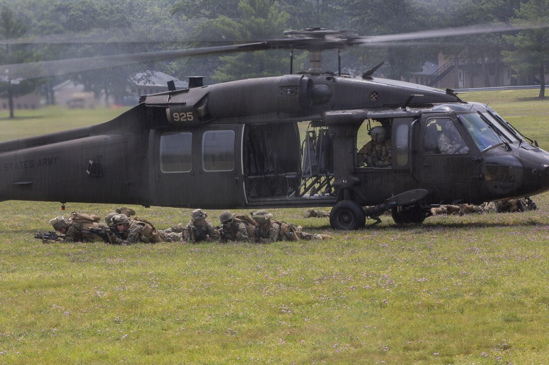 A Sikorsky UH-60 Black Hawk with Alpha Company, 1st Battalion, 168th Infantry Regiment, 34th Infantry Division transfers U.S. Marines with Bravo Company, 1st Battalion, 25th Marine Regiment, 4th Marine Division, Marine Forces Reserve