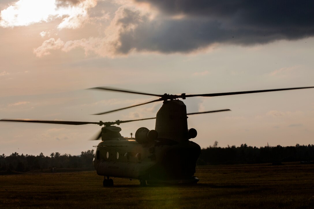 A CH-47D Chinook with Bravo Company, 3rd Battalion, 238th Aviation Regiment prepares to transfer U.S. Marines with Echo Company, 4th Reconnaissance Battalion, 4th Marine Division, Marine Forces Reserve