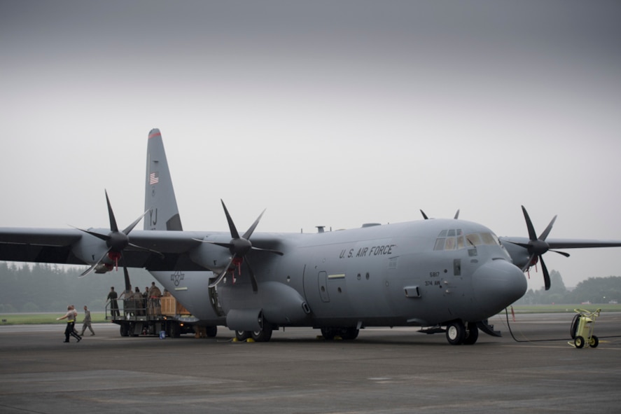 U.S. Air Force members assigned to the 36th Airlift Squadron unload pallets at Yokota Air Base, Japan, Aug. 10, 2017. This is the 374th Airlift Wing’s fourth new C-130J as the base transitions from the H model. The new C-130J is 81% quieter during takeoff, 14% faster, can travel 1,287 km further, and can carry 4,090 kg more than its predecessor, the C-130H Hercules. (U.S. Air Force photo by Yasuo Osakabe)