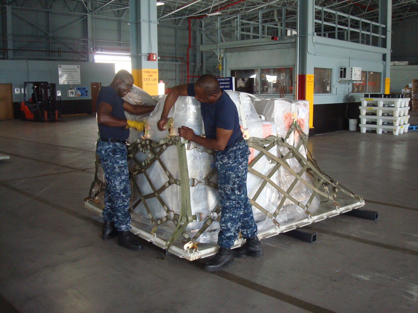 Navy Reservists actively preparing more 463L pallets of Talisman Saber ‘17 cargo.