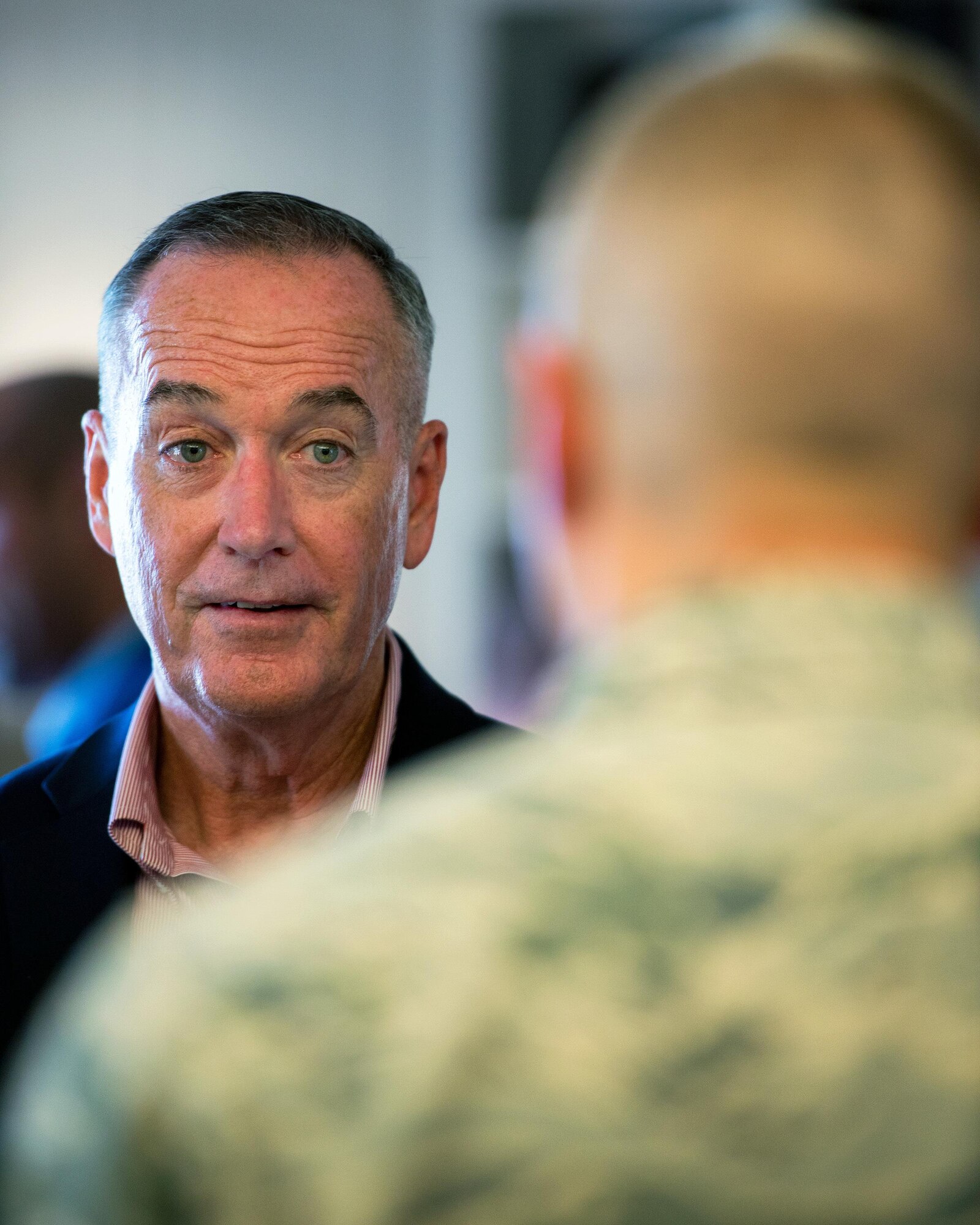U.S. Air Force Col. John Klein, 60th Air Mobility Wing commander, talks with Marine Corps Gen. Joseph F. Dunford Jr., Chairman of the Joint Chiefs of Staff, during a gas and go at Travis Air Force Base, Calif., Aug, 10, 2017. (U.S. Air Force photo by Louis Briscese)