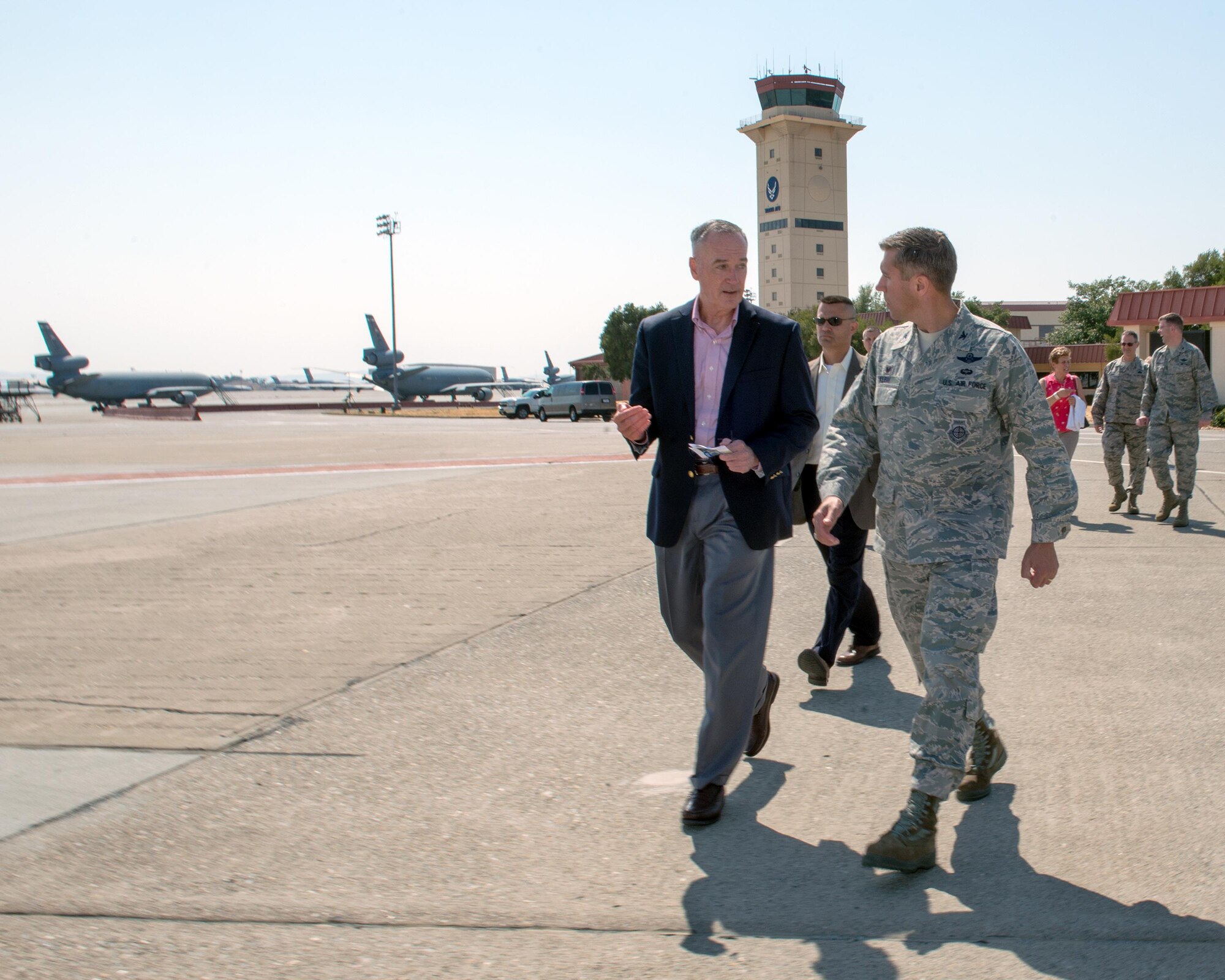 U.S. Air Force Col. John Klein, 60th Air Mobility Wing commander, talks with Marine Corps Gen. Joseph F. Dunford Jr., Chairman of the Joint Chiefs of Staff, during a gas and go at Travis Air Force Base, Calif., Aug, 10, 2017. (U.S. Air Force photo by Louis Briscese)