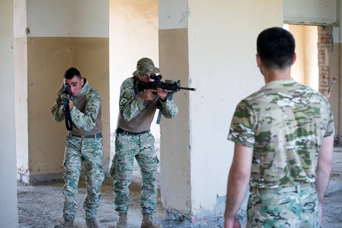 A Georgian special operations soldier instructs Georgian infantrymen on room-clearing techniques