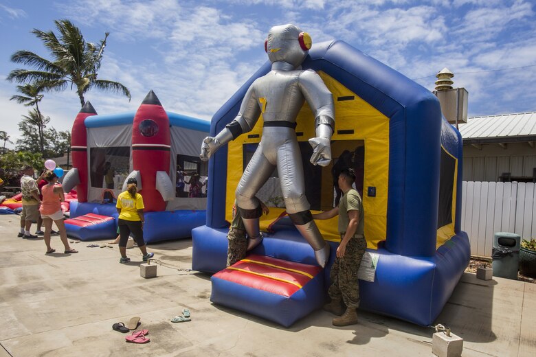 U.S. Marines and Marine Corps Base Hawaii personnel volunteer during the Klipper Summer Bash at Tiki Island aboard MCB Hawaii, July 28, 2017. The Summer Bash is an annual event hosted by the Klipper Golf Course to strengthen a sense of community amongst residents of MCB Hawaii. (U.S. Marine Corps photo by Lance Cpl. Isabelo Tabanguil)