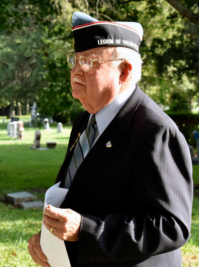 Retired Master Chief Don Mason, a Navy Cross recipient and past national commander and present San Antonio chapter commander of the Legion of Valor, explains the significance of the Medal of Honor and the Legion of Valor during an Aug. 15 graveside memorial service in San Antonio honoring Kilmer, who was posthumously awarded the Medal of Honor June 18, 1953. Mason presented a Legion of Valor membership certificate to Ray Brown, Kilmer’s cousin, who accepted the certificate on behalf of the family.