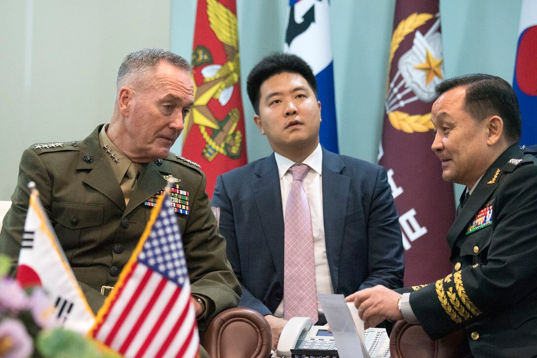 Top U.S. and South Korean generals discussing common issues.