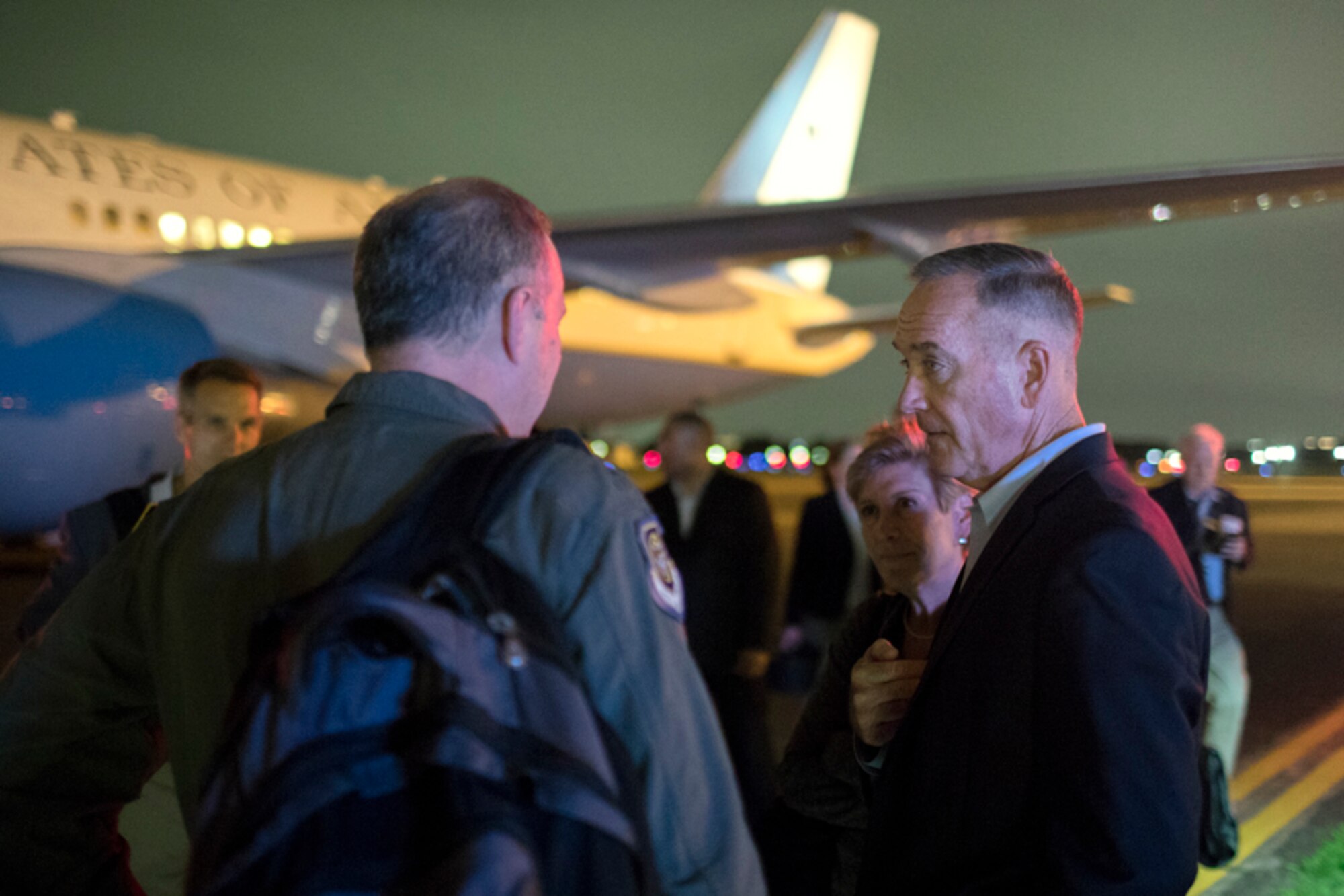 Gen. Dunford talks with Lt. Gen. Martinez