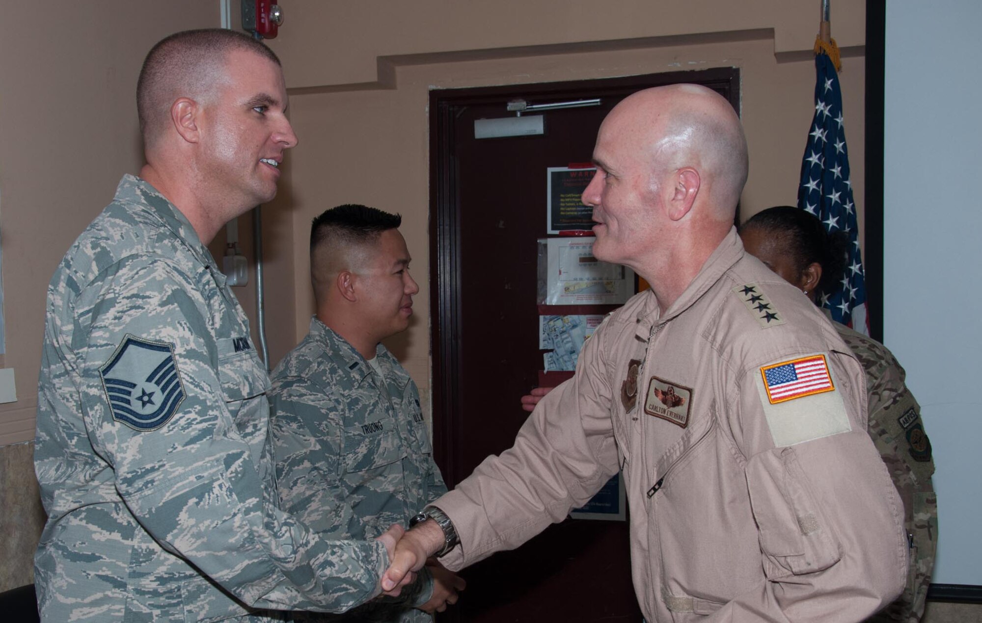 Airman shaking hands with Gen. Everhart
