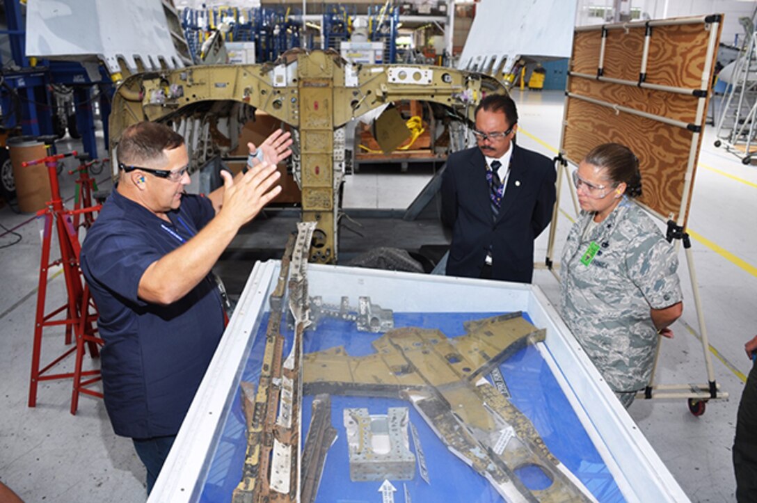 photo of Commander visits DLA Aviation at San Diego