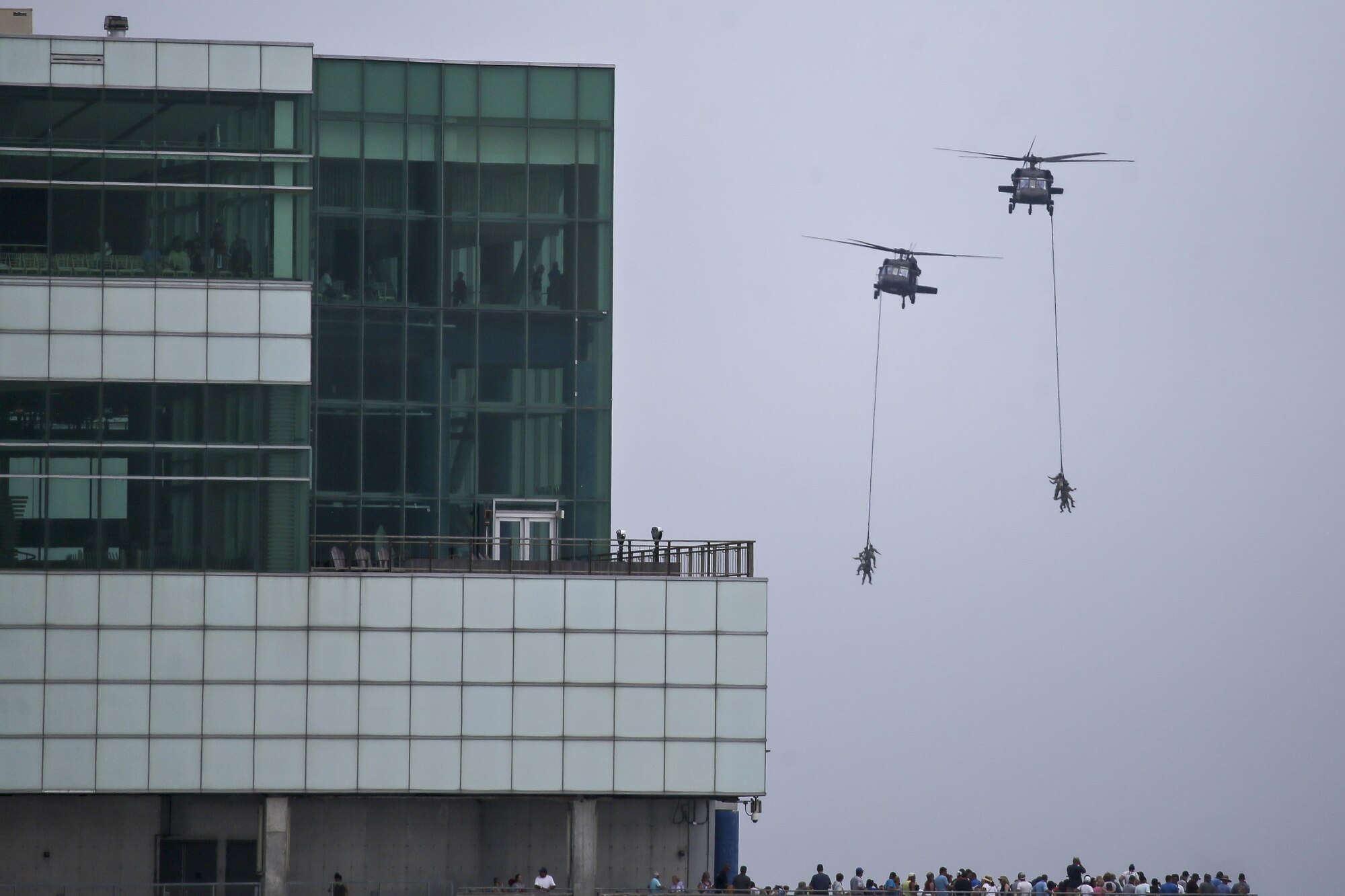 U.S. Army UH-60 Black Hawk helicopters from the New Jersey Army National Guard's 1-150th Assault Helicopter Battalion demonstrate a Special Patrol Insertion & Exfiltration System with U.S. Air Force airmen from the New Jersey Air National Guard's 227th Air Support Operations Squadron during the Thunder Over the Boardwalk Air Show in Atlantic City, N.J., Aug. 23, 2017. (U.S. Air National Guard photo by Master Sgt. Matt Hecht)