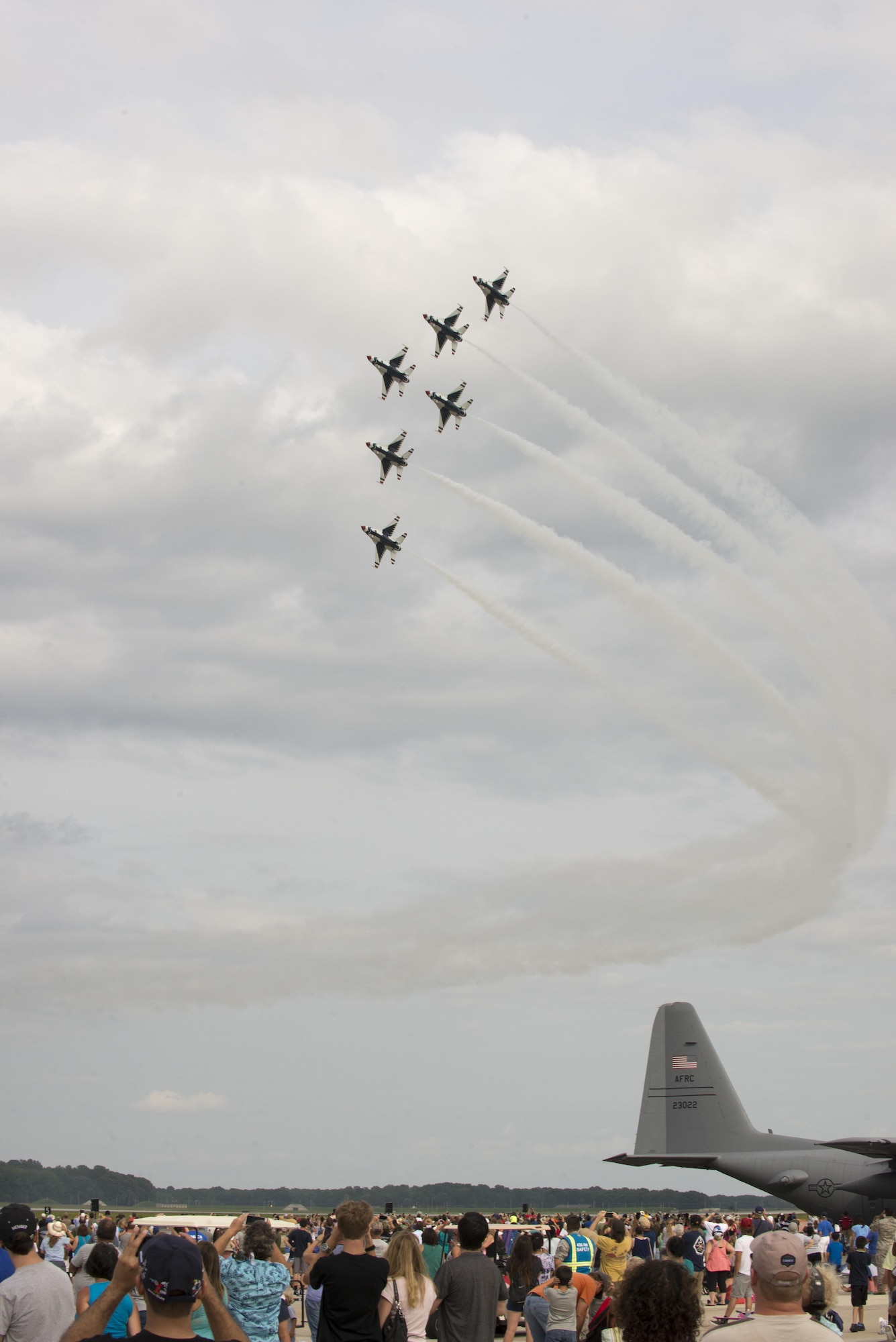 The Thunderbirds perform a Delta roll during the 2017 Thunder Over Dover Open House Aug. 27, 2017, on Dover AFB, Del. The 2017 Thunder Over Dover Open House and Airshow featured performances from the U.S. Air Force Thunderbirds, the Army’s Black Daggers parachute and several other aerial performers. (U.S. Air Force photo by Staff Sgt. Jared Duhon)