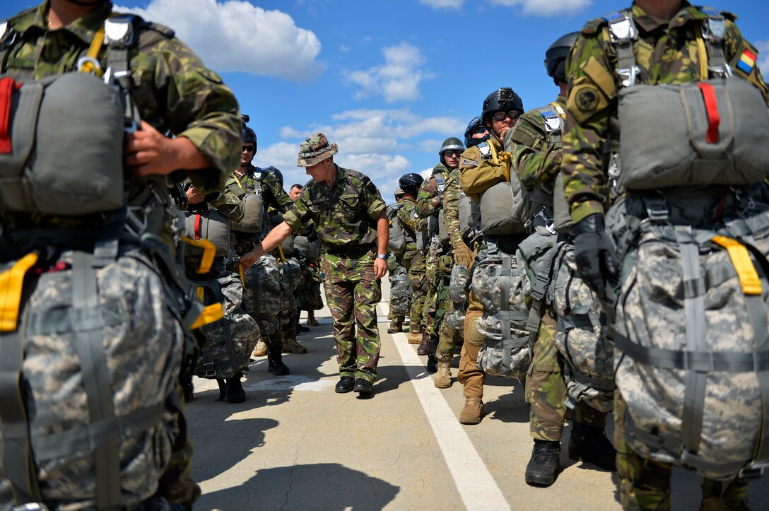 37th AS gives Romanian paratroopers a lift
