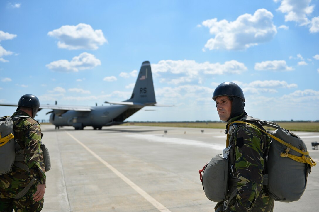 37th AS gives Romanian paratroopers a lift