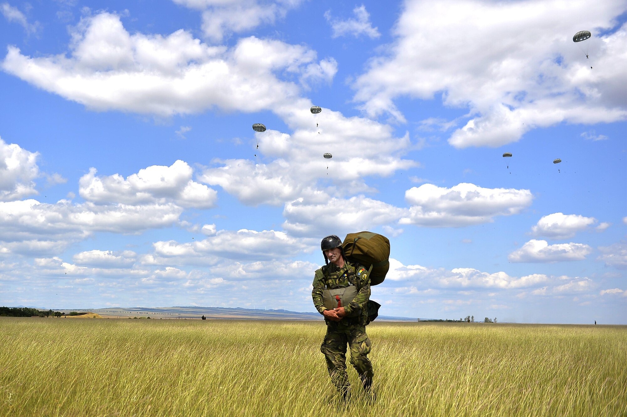 37th AS gives Romanian paratroopers a lift