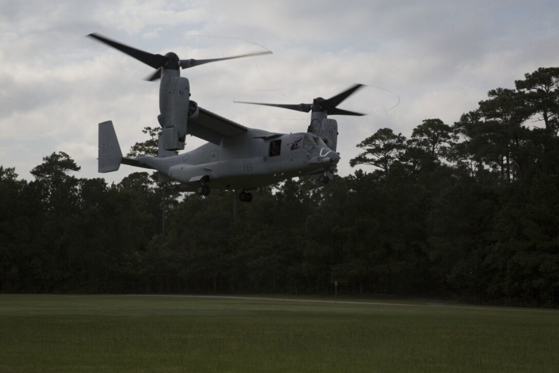 An MV-22 Osprey lands to assist in an en-route care training exercise with 2nd Medical Battalion at Camp Lejeune, N.C. on Aug 24, 2017. The training was conducted to prepare corpsmen to successfully aid casualties while transporting them via aircraft to a higher level of medical attention. The sailors are with 2nd Medical Battalion. (U.S. Marine Corps photo by Pvt. Nicholas Guevara)