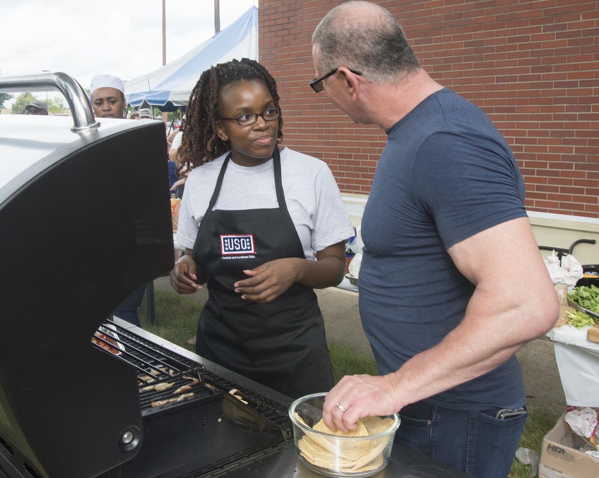 Chef Robert Irvine talkin to Senior Airman Solita Powel
