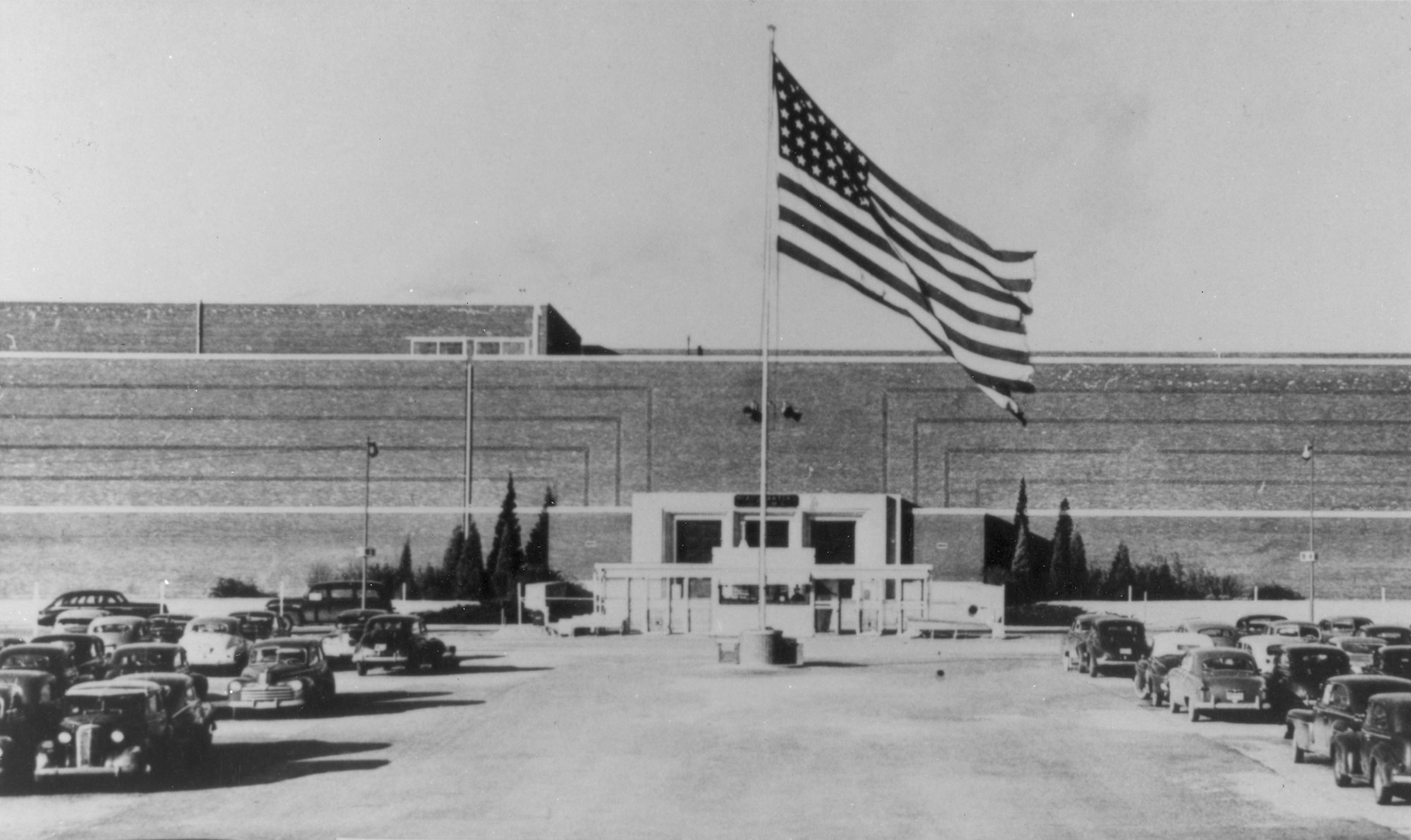 Bldg. 3001, the Oklahoma City Air Materiel Area headquarters, in the late 1940s.