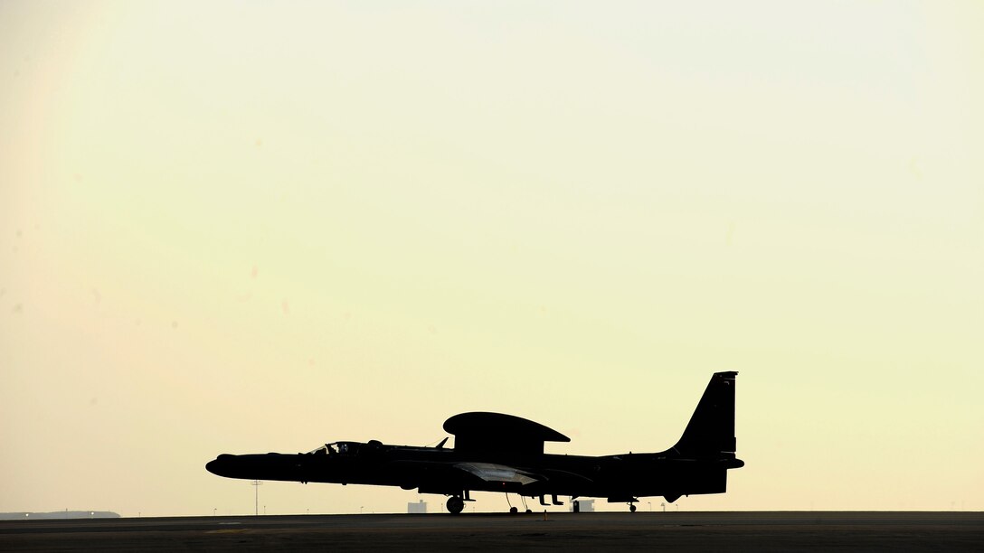 Capt. Jon, a U-2 Dragon Lady pilot lands on the runway during his final flight with the 380th Air Expeditionary Wing at Al Dhafra Air Base, United Arab Emirates, Oct. 12, 2017. The U-2 brings versatile high altitude intelligence, surveillance and reconnaissance capabilities to Combined Joint Task Force- Operation Inherent Resolve.
(U.S. Air Force photo by Tech. Sgt. Anthony Nelson Jr.)