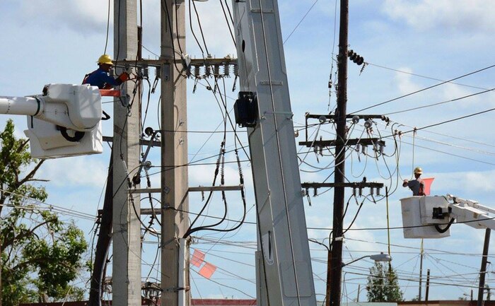 Workers repair powerlines in Puerto Rico. The U.S. Army Corps of Engineers, in coordination with the U.S. Army Engineering and Support Center, Huntsville, on Dec. 1 awarded a time and materials contract with an $831 million ceiling to Fluor Corporation, Irving, Texas, to support ongoing work to restore the power grid in Puerto Rico. USACE is partnering with the Puerto Rico Electric Power Authority, the U.S. Department of Energy, and the Federal Emergency Management Agency to restore safe and reliable power to the people of Puerto Rico.