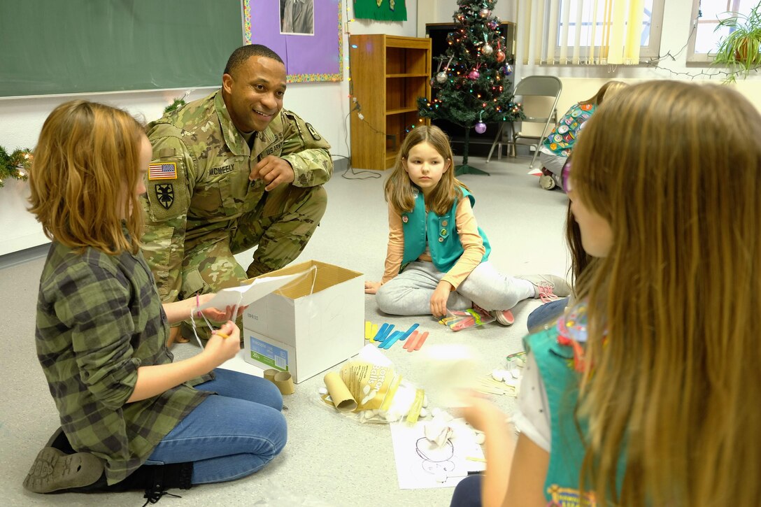 Army Reserve Soldiers help Girl Scouts learn about robots