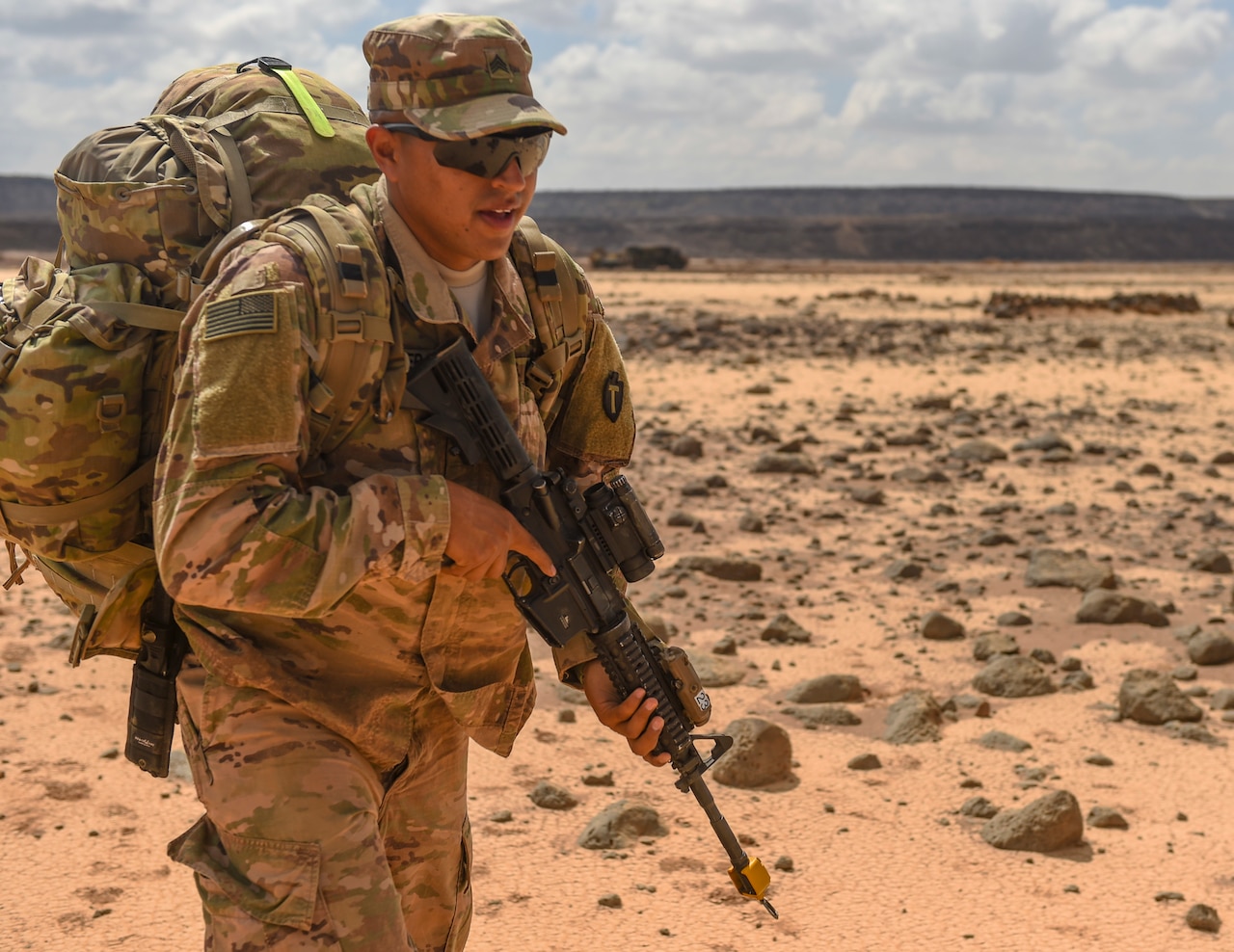 Army Sgt. Gabriel Mancera, with the Texas Army National Guard’s 3rd Battalion, 144th Infantry Regiment, Task Force Bayonet, moves to a defensive position during the first day of a French Desert Commando Course at the Djibouti Range Complex near Arta, Djibouti.