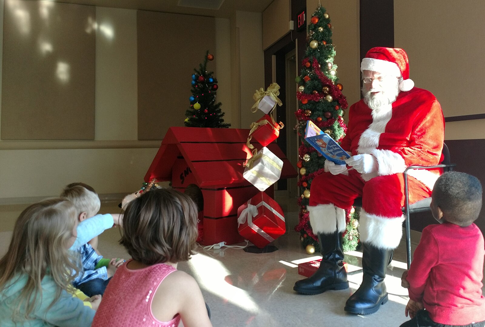 Santa reads to kids