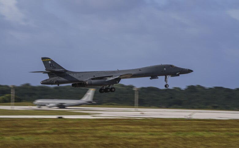 Un B-1B Lancer de la Fuerza Aérea de los EE. UU., Asignado al 37. ° Escuadrón de Bombardeo Expedicionario, desplegado desde la Base de la Fuerza Aérea Ellsworth (AFB), Dakota del Sur, aterriza en Andersen AFB, Guam, 4 de diciembre de 2017.