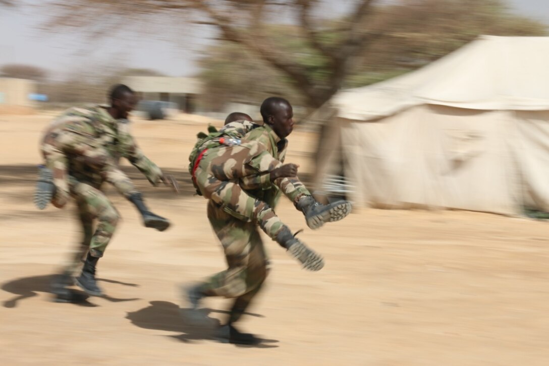 Nigerien soldiers practice buddy-carry techniques in a first aid class during Flintlock 2017 in Diffa, Niger.