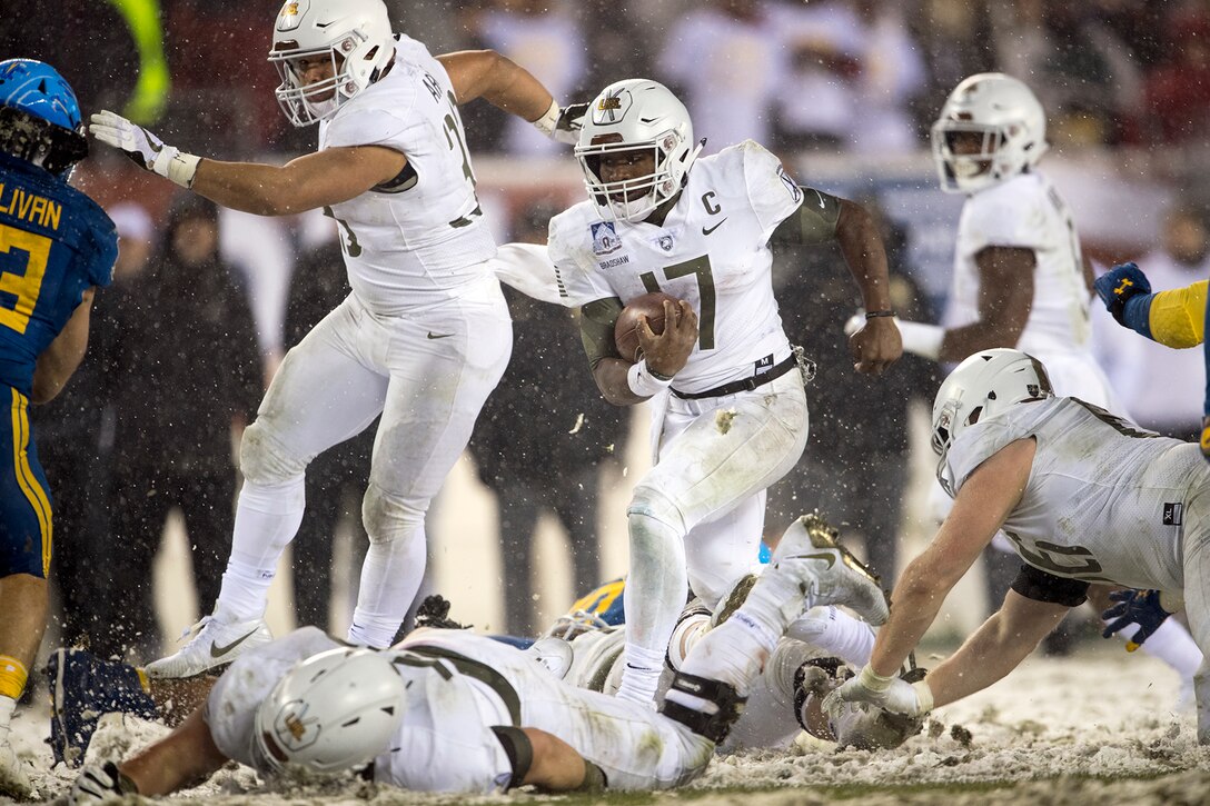 Army quarterback Ahmad Bradshaw runs the ball during the Army-Navy Game in Philadelphia.