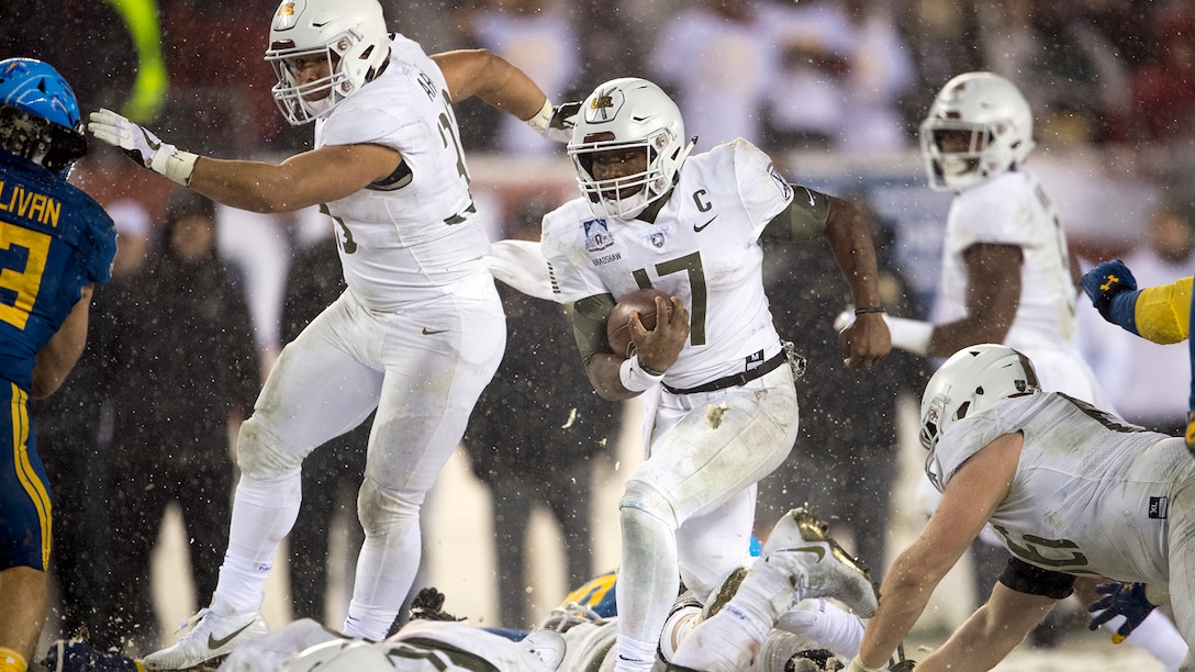 Army quarterback Ahmad Bradshaw rushes the ball on the final scoring drive in the 118th Army-Navy Game.