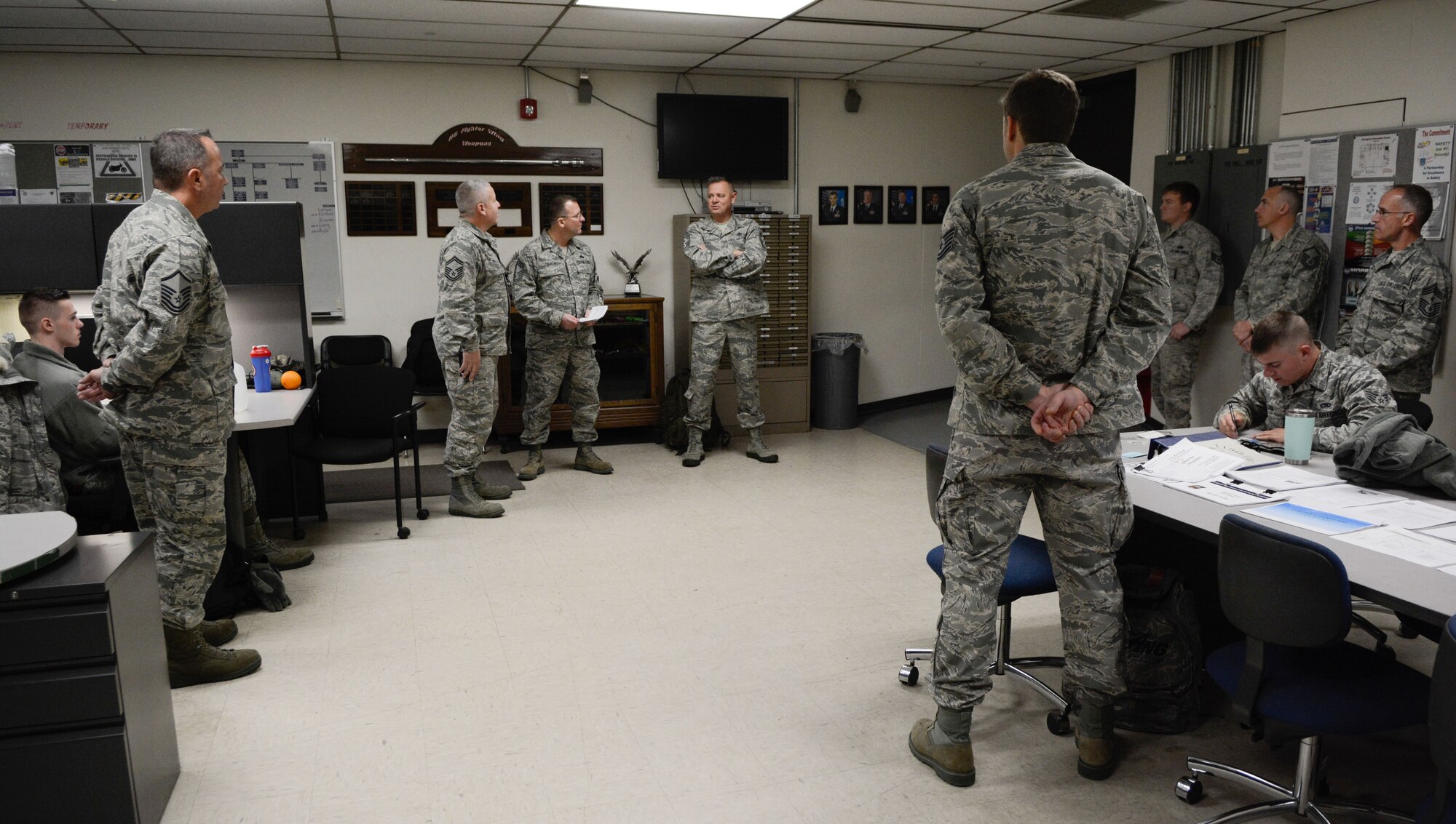 Chief Master Sgt. Richard D. King, 1st Air Force command chief, met with Airmen with the 115th Fighter Wing at the 115th FW in Madison, Wis., Dec. 3, 2017. King came to the wing to speak with Airmen and to discover what they need to accomplish their jobs more effectively. He also spent time thanking Airmen for their achievements, including temporary deployments helping those suffering from recent hurricane damage. (Air National Guard photo by Tech. Sgt. Andrea F. Rhode)